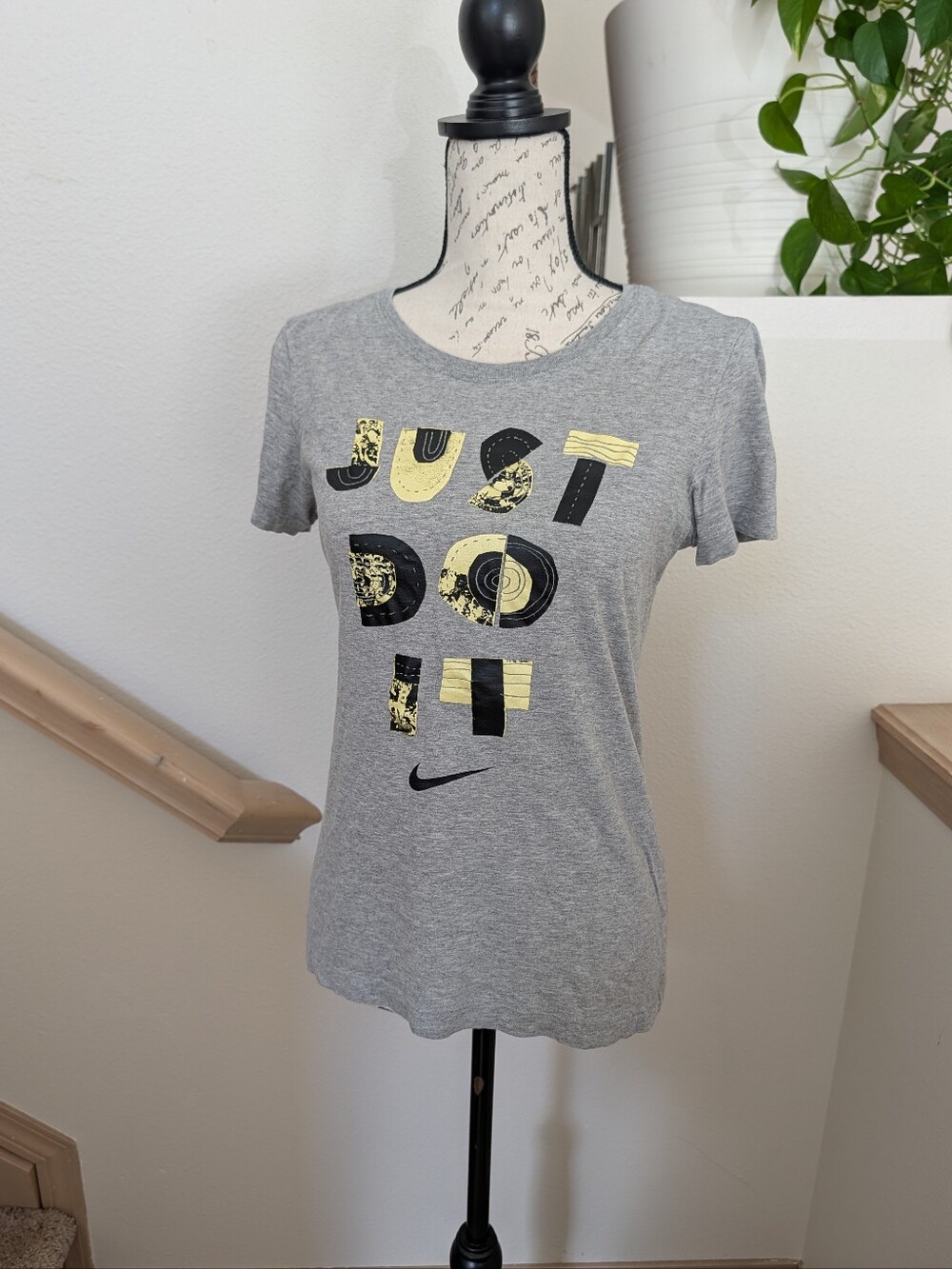 EUC Nike Women's Slim Fit T-Shirt - Medium